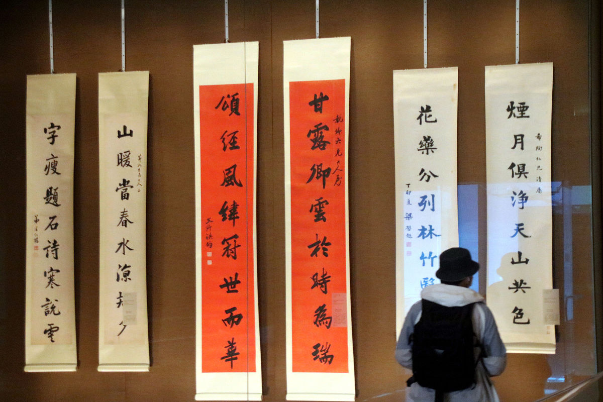 风吹桃花满天红，对联佳句赏析：水流潺潺鸟语鸣