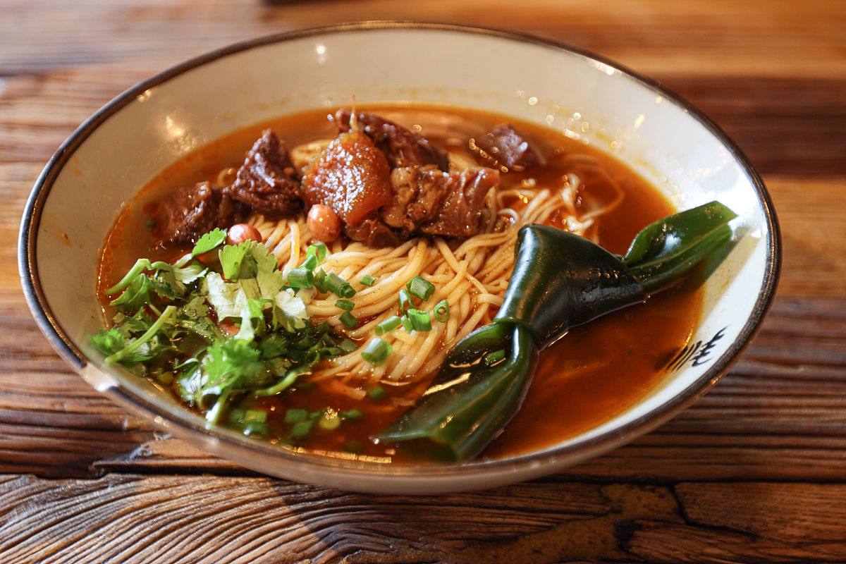 五香牛肉炸酱面外卖好评 - 量足味美，配菜丰富，包装用心！