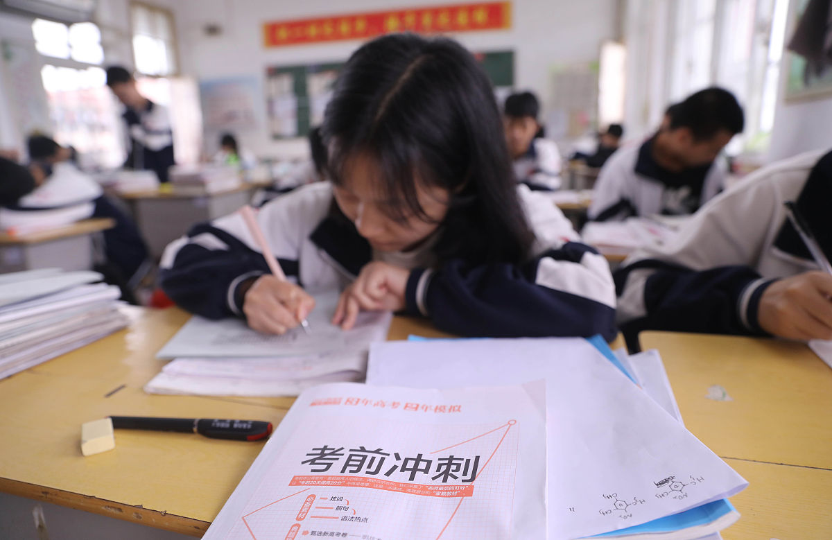 2021年5月21日,湖南永州,道县第一中学高三8班的学生,在晨读课上复习.