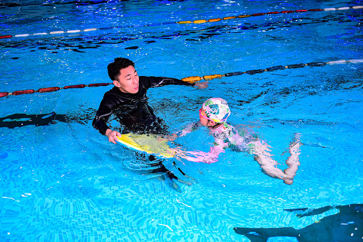 你好你好！有什么我可以帮助你的吗？写一个关于陆地游泳的机器的创新创业计划书创新创业计划书一、项目背景分析：在现代社会水上运动和游泳已经成为人们日常生活和运动健身的主要方式之一。但是对于那些想要在陆地上练习游泳的人们来说现有的游泳机器大多只能在水中使用而且价格高昂不太适合大众使用。因此我们的团队提出了一种新型的陆地游泳机器它可以让人们在陆地上进行游泳练习并且价格相对较低适合更多人群的需求。二、市场分