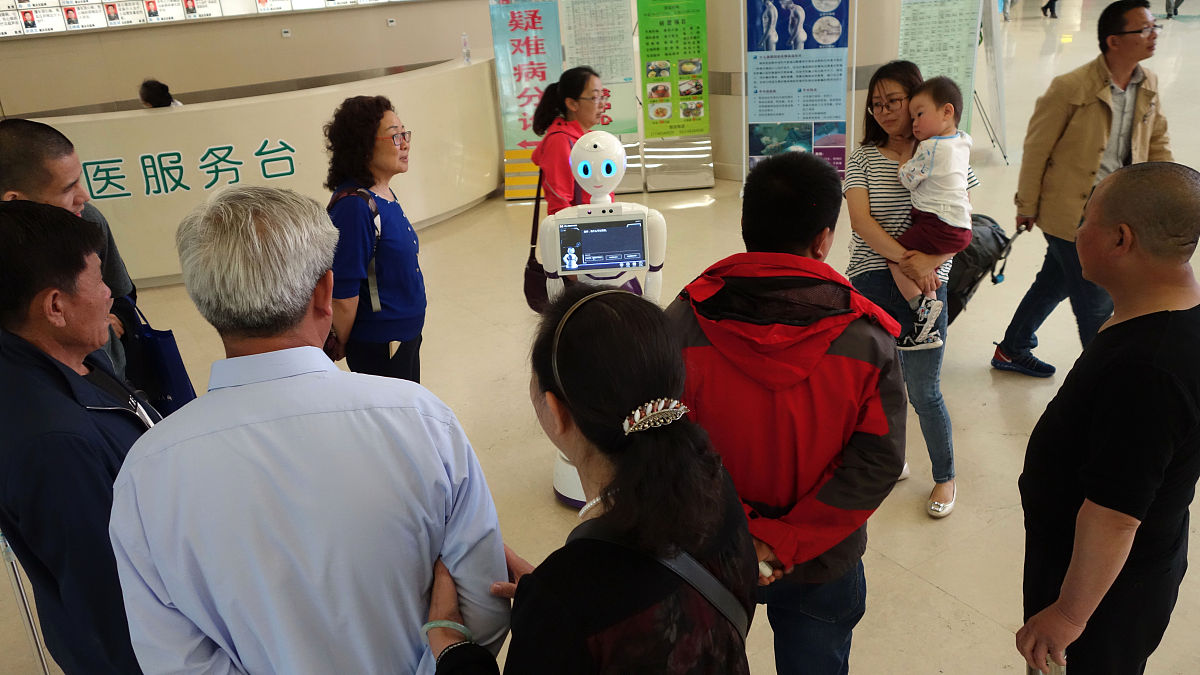 修改：经了解目前洛阳市智慧助老产品的供给主体相对较少涉及养老服务的科技单位主要的经营项目是在智慧养老系统的开发方面专门研发智慧助老产品的企业较少。这一点在2020年的洛阳市智慧养老交流会议中也有体现结合老年人对洛阳市智慧助老产品的需求度也能够看出大多数老人比较熟知和愿意接受的产品还是在血压、血糖、血脂这些传统的助老设备上。 但调查显示老年人对新型助老产品的使用意愿还是较高的。