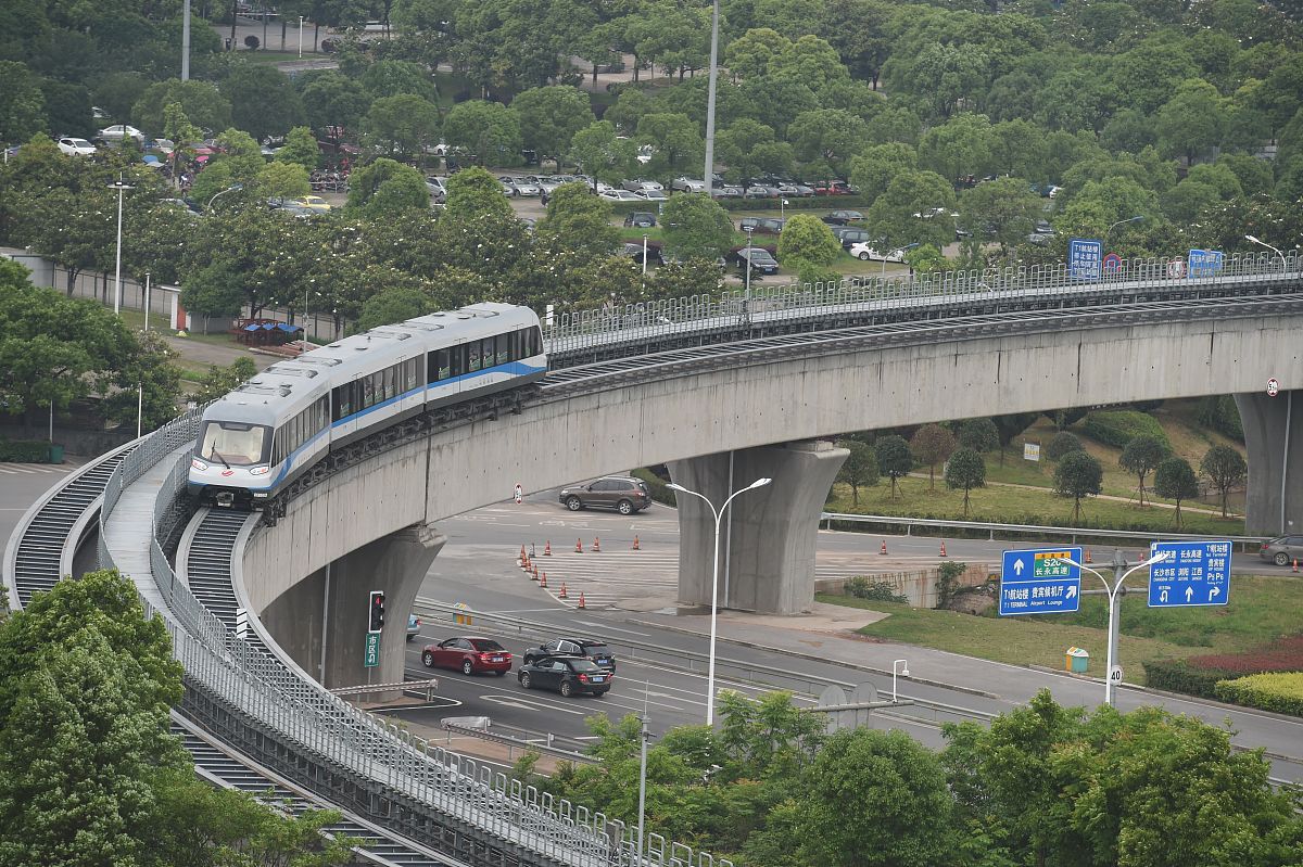2016年5月5日,长沙磁浮列车在线路上进行试运营前最后一天试运行.长沙