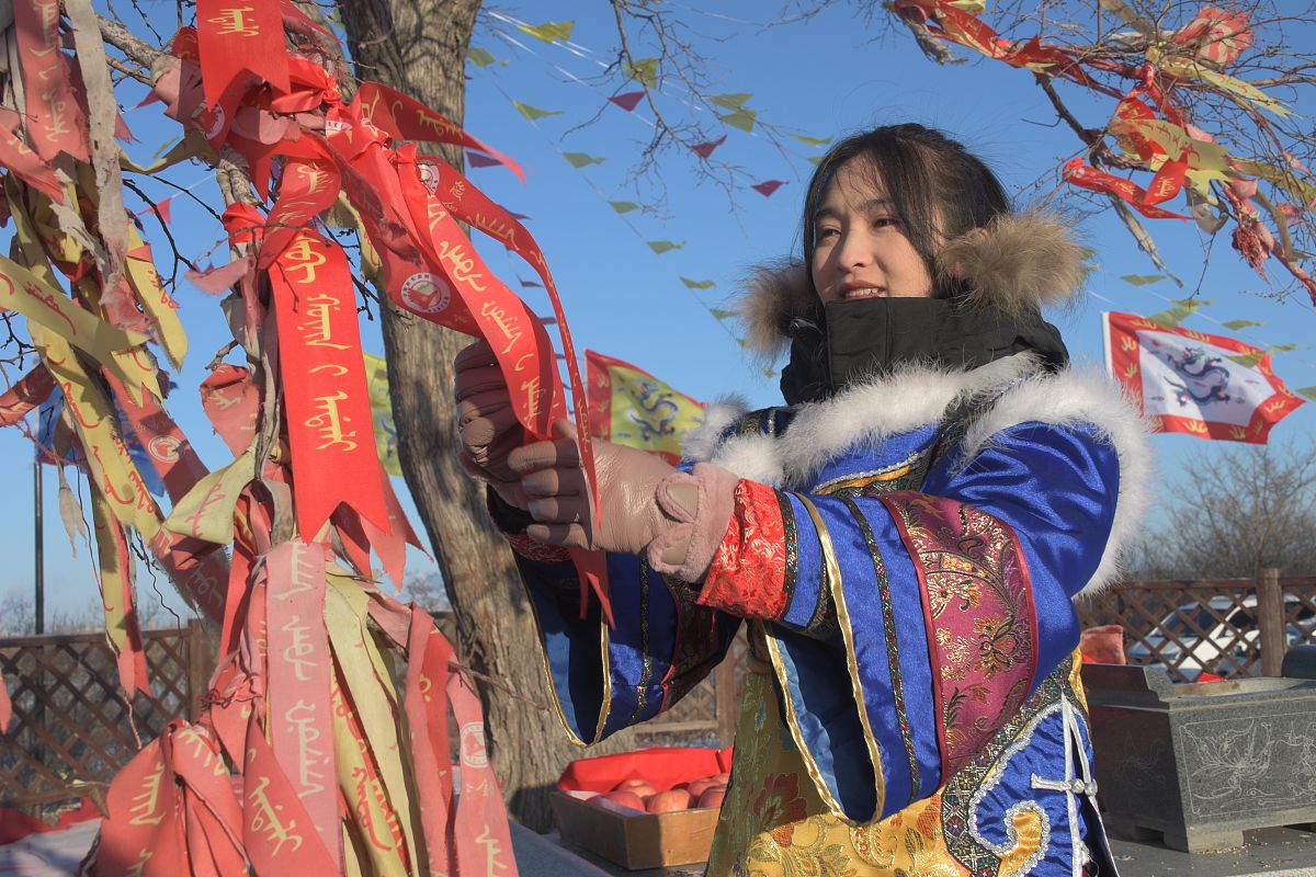 2020年12月26日,黑龙江黑河,中国最北满族颁金节"爱在冰天雪地 情在幸