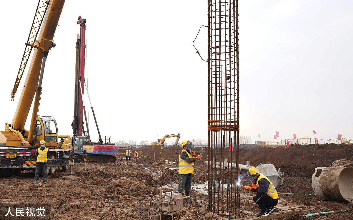 杭州项目桩基施工火热进行：5台打桩机确保学校开学前完工