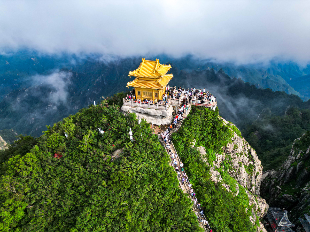 请给论文《洛阳市旅游业发展现状及对策研究》写一个旅游产品不足中的旅游景点缺乏的两千字说明