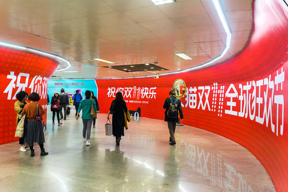 结合地铁传媒的空间独立性以及受众出行的场景优势分析地铁传媒在媒体融合时代下为什么要善于整合资源以及如何整合资源？要求用一段话表达语言具有学术性、理论性和指导性不少于500字