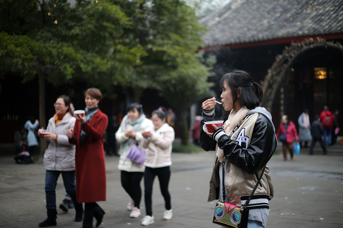 2018年1月24日,成都,文殊院"腊八节"免费施粥,总计赠送30万份腊八粥.(
