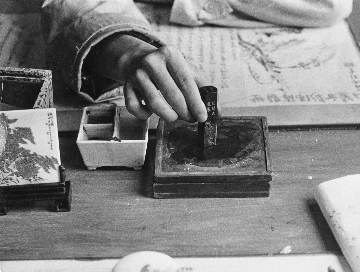 少年汪曾祺站在锡匠摊子边眼珠都不错地边看边说。。用学术性语言强力改写。