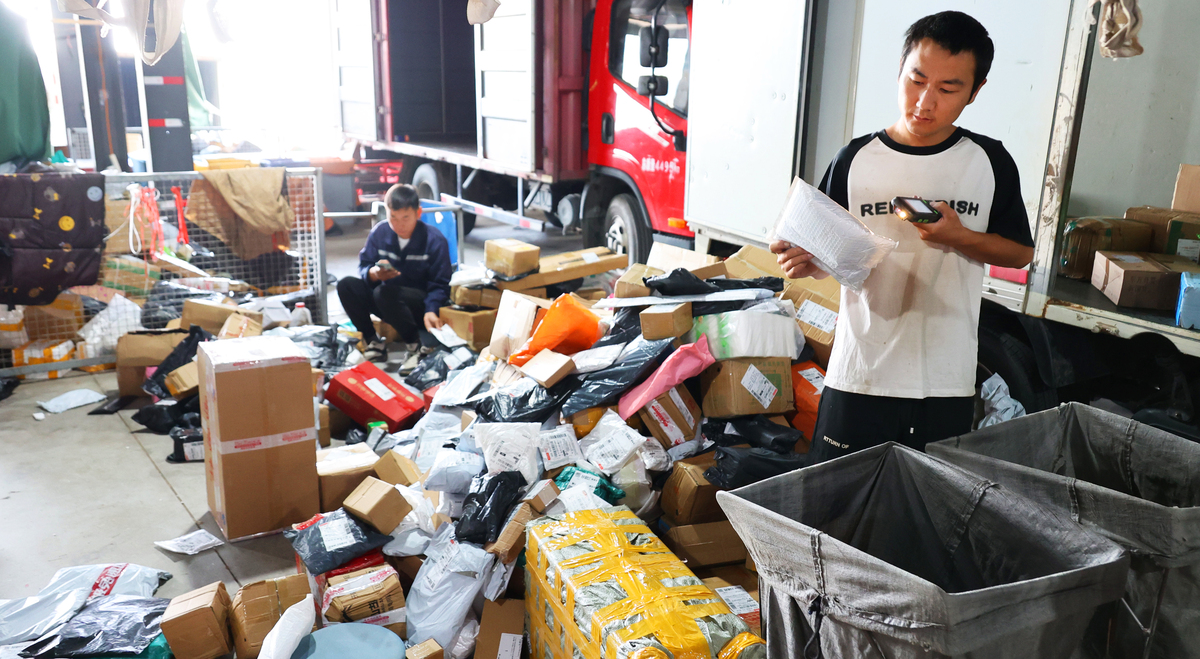 作为一名文员一直以来都认真履行着自己的工作职责。不仅能够熟练地处理公司日常的文书工作还积极参与各项物流工作为公司的发展做出了重要贡献。在日常工作中始终保持着高度的工作热情和责任心认真对待每一份文书时刻关注着公司的物流运营情况积极与其他部门合作及时解决各种问题确保物流运作的高效性和安全一次公司的货物出现了问题需要对货物进行追踪。负责对货物进行追踪并及时向客户反馈货物的情况。在努力下货物追踪工作得到了