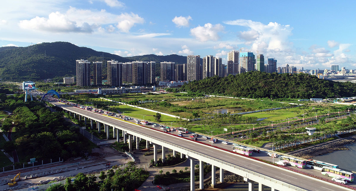 请写出10个吸引眼球的微信公众号的新闻稿标题概括粤澳互联互通、大湾区协同发展面向世界开展绿色金融和跨境理财资管企业招商工作的情况