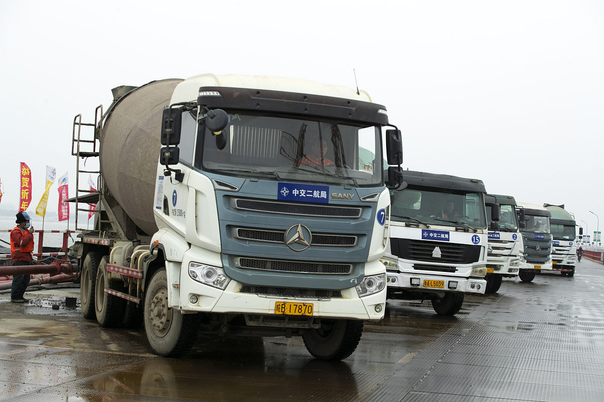 今天是实习的第十五天早上7点我和同学乘坐地铁到达了金山路站。然后步行前往公司。到达公司后我开始着手准备今天的任务在完成一些基本工作后就乘坐李凯凯的车去了镇海区项目部。到达项目部后就跟着李工开始了施工现场的检查。请你以这个开头完成一天的日记