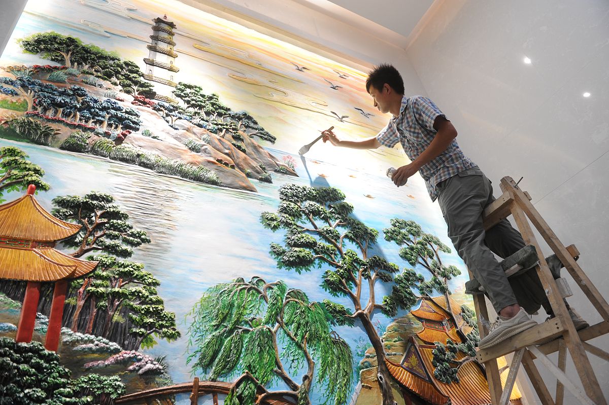 2019年7月3日,安徽阜阳,施工人员在正在升级改造中的园林展馆内绘画彩