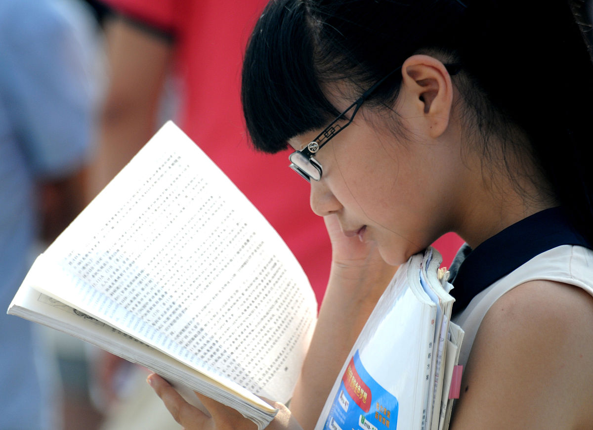2014年6月8日,河南省济源市沁园中学考点的一名考生临考前抓紧复习.