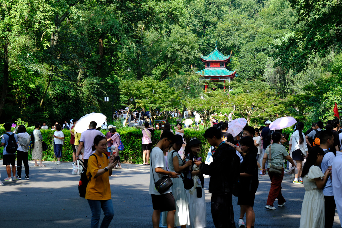 请根据今年五一情况做一份湖南湘潭周围高速600公里内的景点五天四晚旅游计划