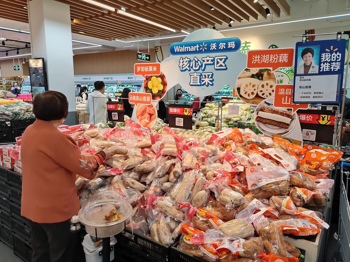 2022年1月29日,深圳,实拍深圳春节临近市民在超市采购年货.