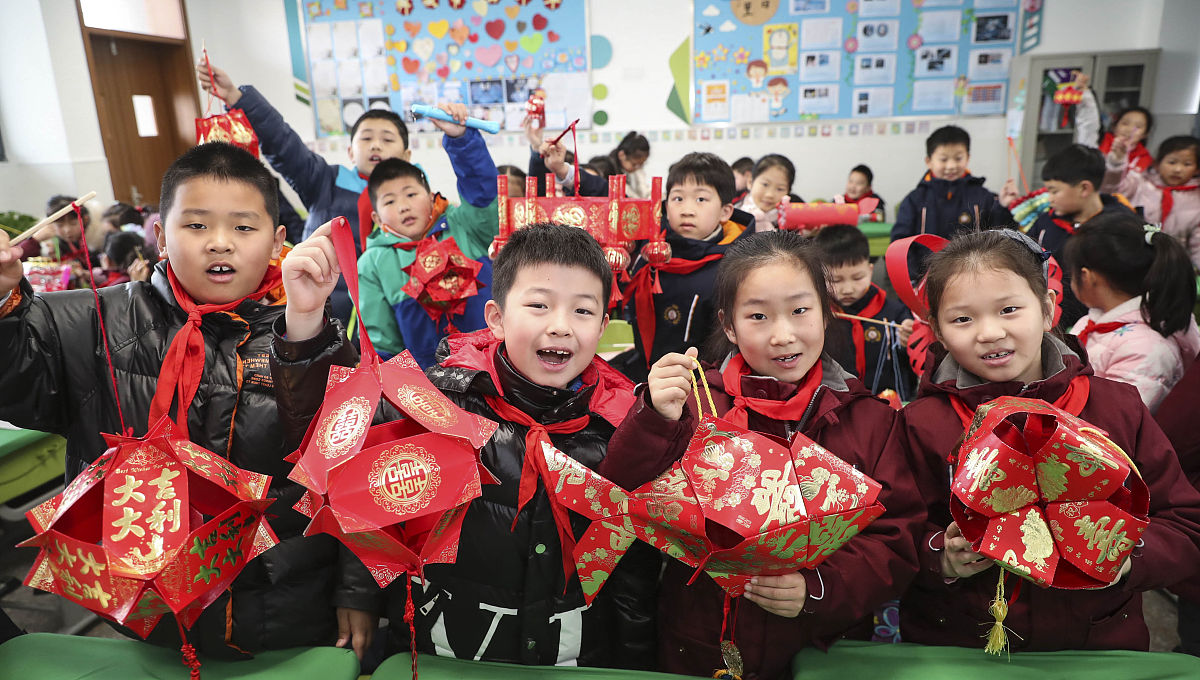 以原职员尹大秀的身份赞美应县八幼瑞华教师代表政府党群带来的元宵节汇演祝福曹董瑞华教师和瑞华学子希望瑞华小学蒸蒸日上要押韵诗词