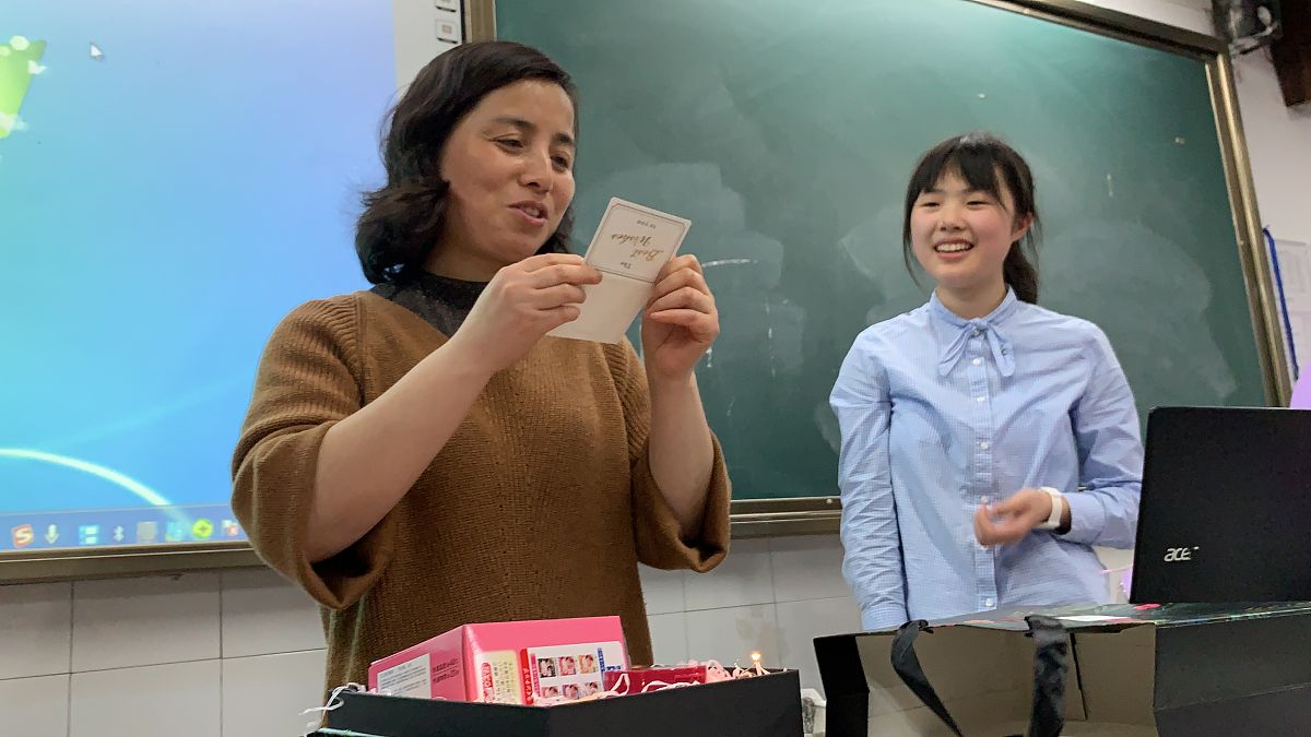 关于老师的作文要求选择一两件事突出老师的外貌性格喜好等方面的特点