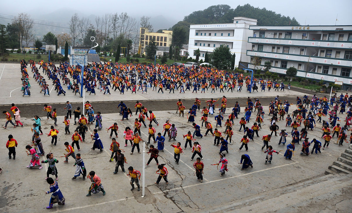 凤凰县育英民族学校哪个专业受欢迎？