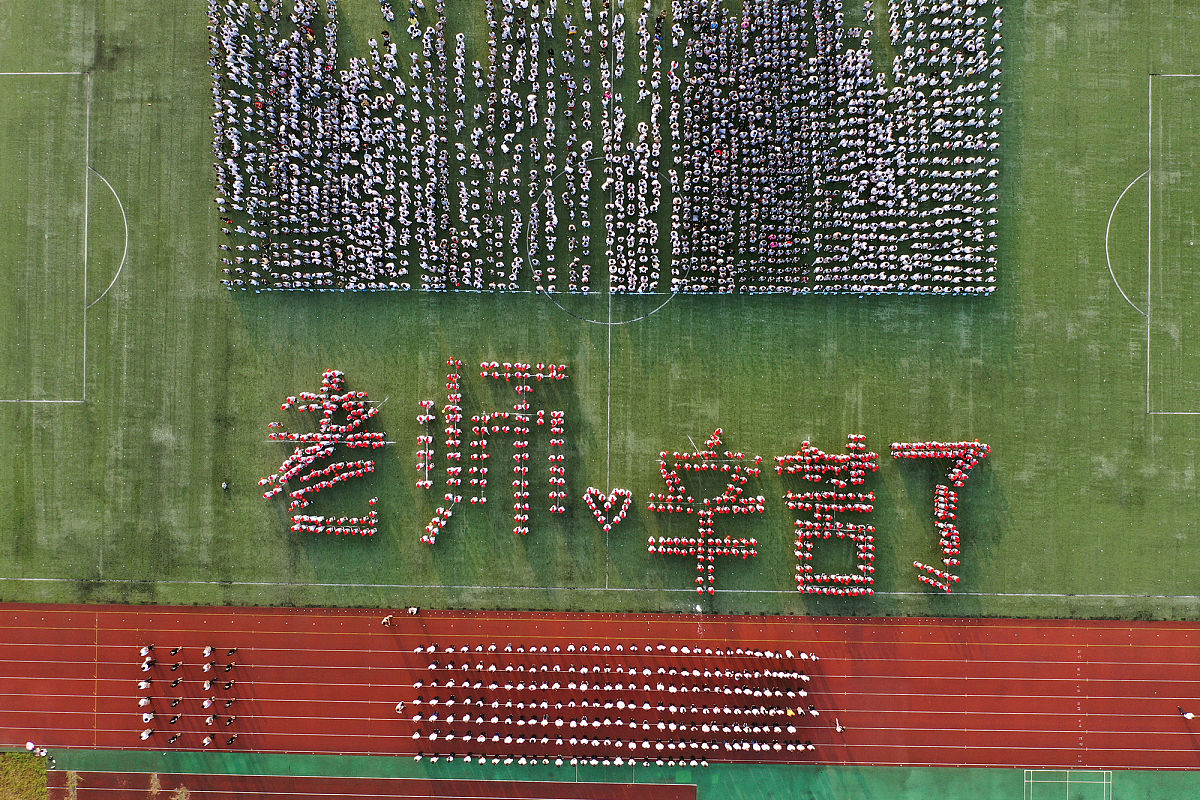 教师节当天举办一场企业内训师谢师宴请策划一些宴会活动环节和主题细节比如永生花装饰、香薰蜡烛伴手礼。