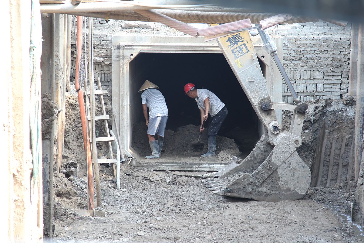 目前衬砌混凝土冲顶浇筑缺点