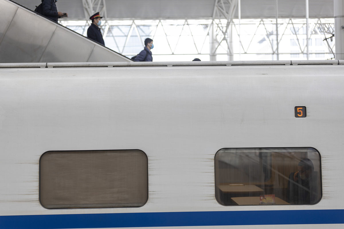 描述影响动车组车内气流组织的影响因素。