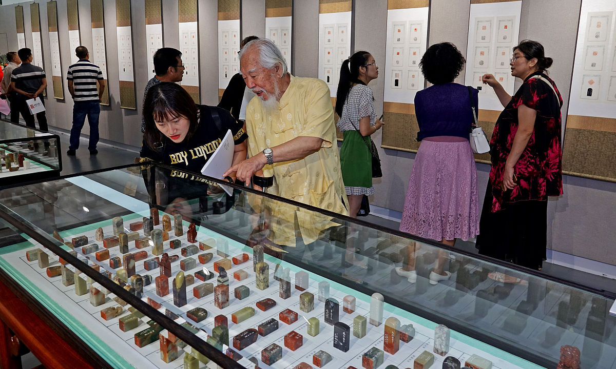 2019年9月7日,"永绥吉劭—王成晃篆刻书法展"在大连美术馆开幕.人们在