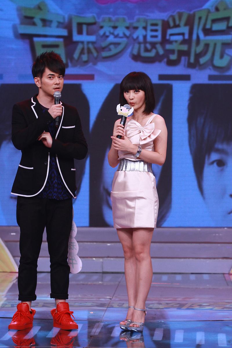 学钢琴梦想美好坚持盼望。写一首古诗七律