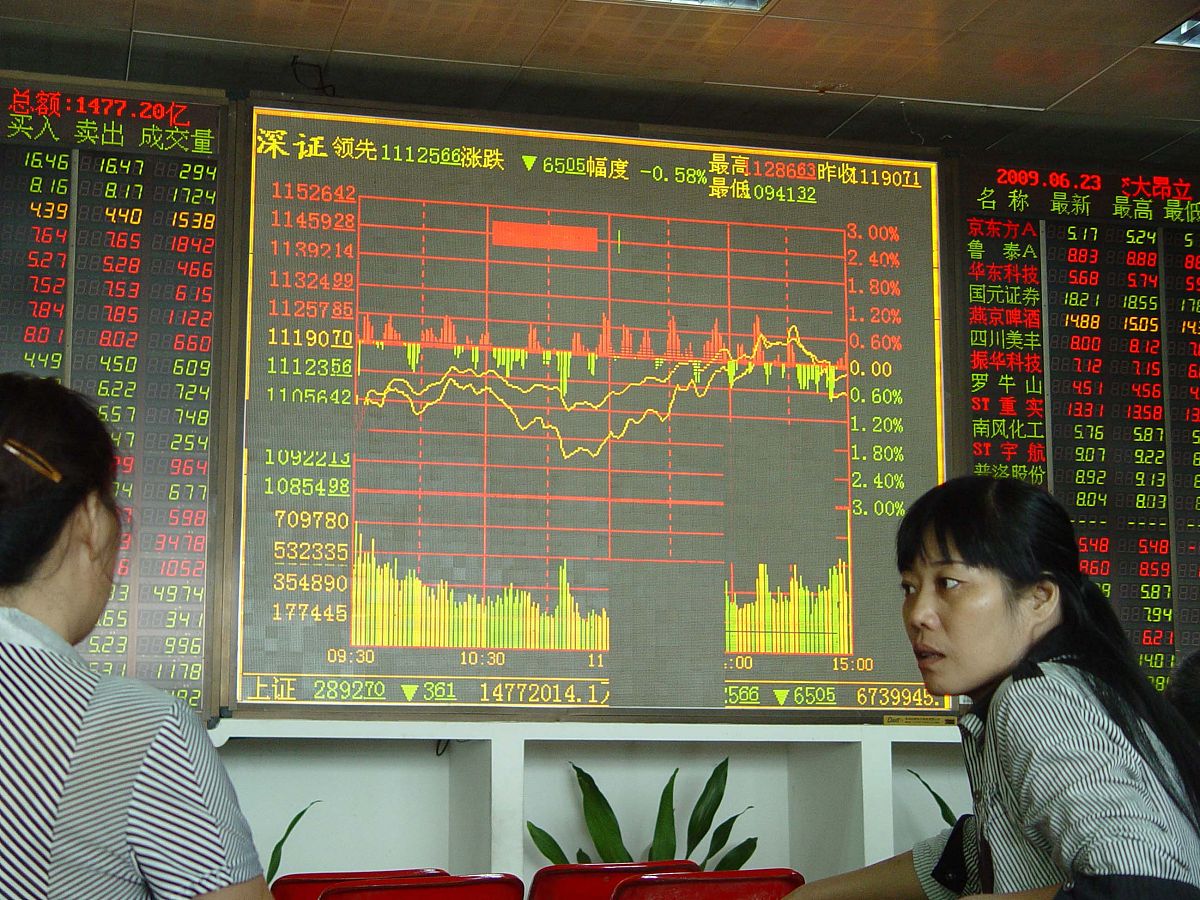 2009年6月23日,投资者在海南省海口市一家证券营业部关注股市行情.