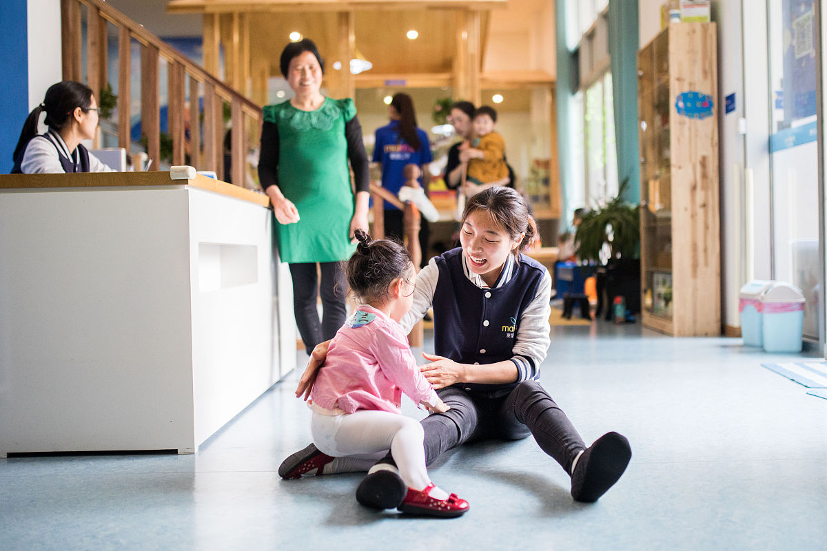 human 请列举一个现实中应用系统论的例子; AI 一个现实中应用系统论的例子是交通运输系统。交通运输系统涉及到许多不同的部分如车辆、道路、交通规则、驾驶员等这些部分之间存在着复杂的相互作用和影响。系统论可以帮助我们理解交通运输系统的构成和性质研究交通流量、拥堵、事故等问题并提出相应的解决方案如优化交通规划、改善道路设计、提高驾驶员素质等。;human 系统的层次结构是什么有什么作用; AI