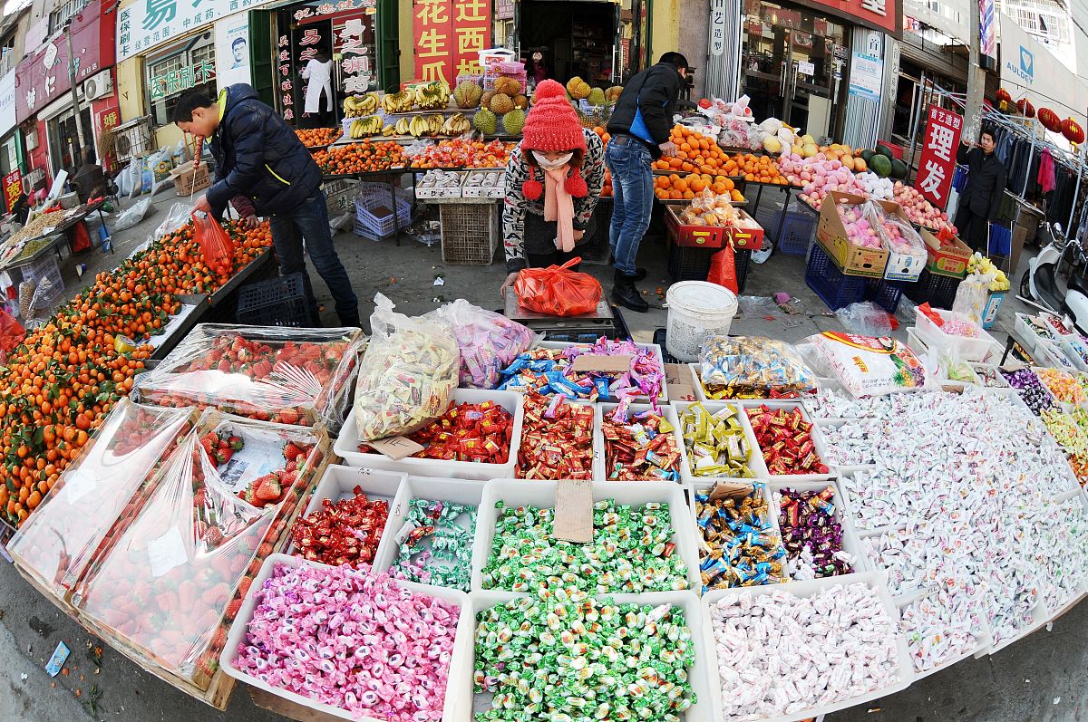 2014年1月27日,青岛,年味十足的糖果和炒货一直是村民过年的最爱,图为