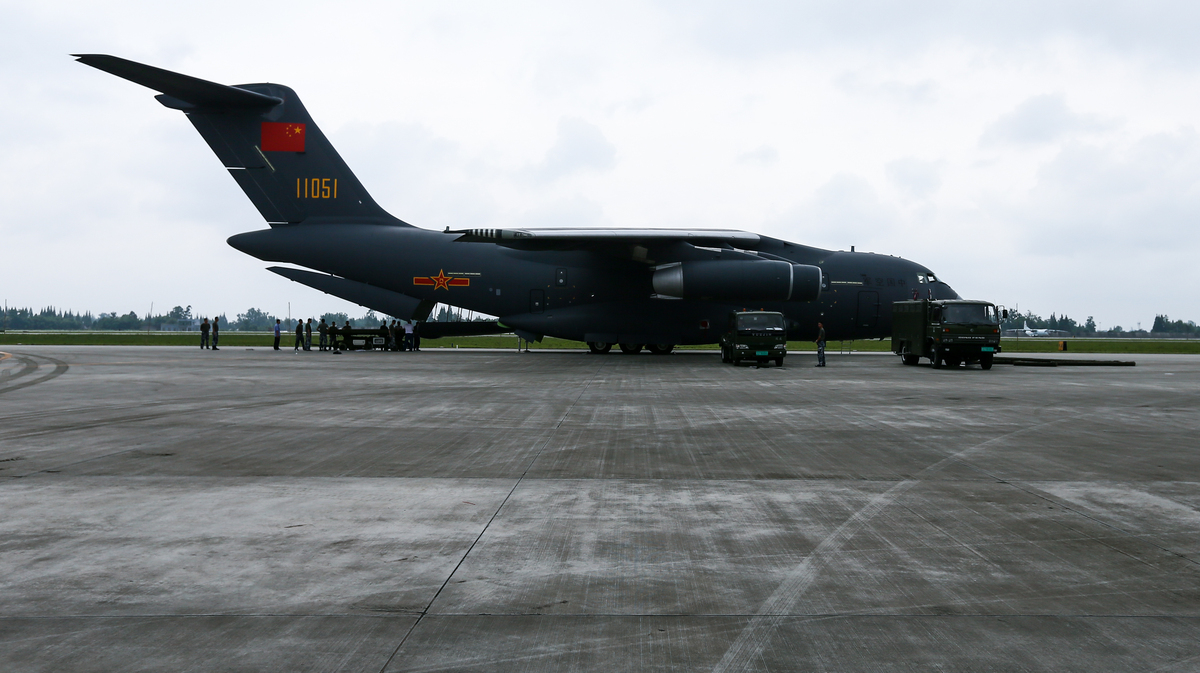 运20的出现提升了我国的国防、经济、国际影响力并成为中国航空工业的代表作之一。总之运20是我国航空工业的重要成果。它的出现不仅改善了国内。同时加强了国家经济、外交等方面的实力。这种新型运输机持续的改变中国的航空行业成为中国国际形象的一张重要名片。不改变意思重新写一遍