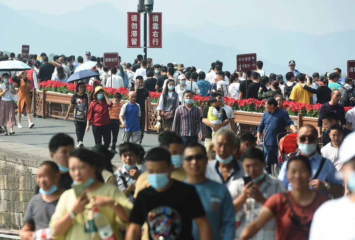 连休8天的中秋国庆超级黄金周将至旅游市场逐渐升温各种长线游被提前安排起来。数据显示中秋国庆假期出行的长线游市场增长迅速机票酒店价格水涨船高。截至9月6日国内旅游产品预订量同比去年增长近5倍最近一周下单量环比上周增长63。机票、民宿等业态的周环比增长均超过50一些景区门票则疯狂翻倍上涨。价格趋势的不断不断上升引起了群众的关注网友评论：旅游住宿不应‘逢节就贵’更是引发了热议。除了观点一：假期旅游住宿不