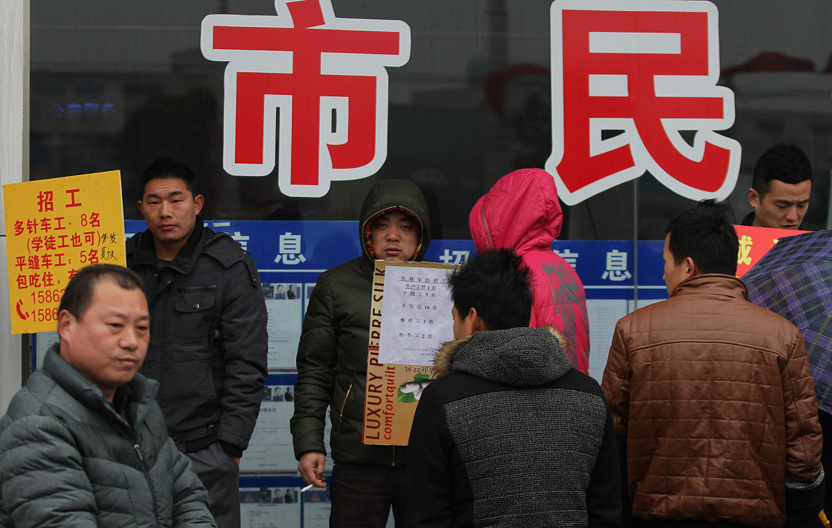  2014年2月19日,众多举着招工牌子的家纺企业招工人员聚集在江苏南通
