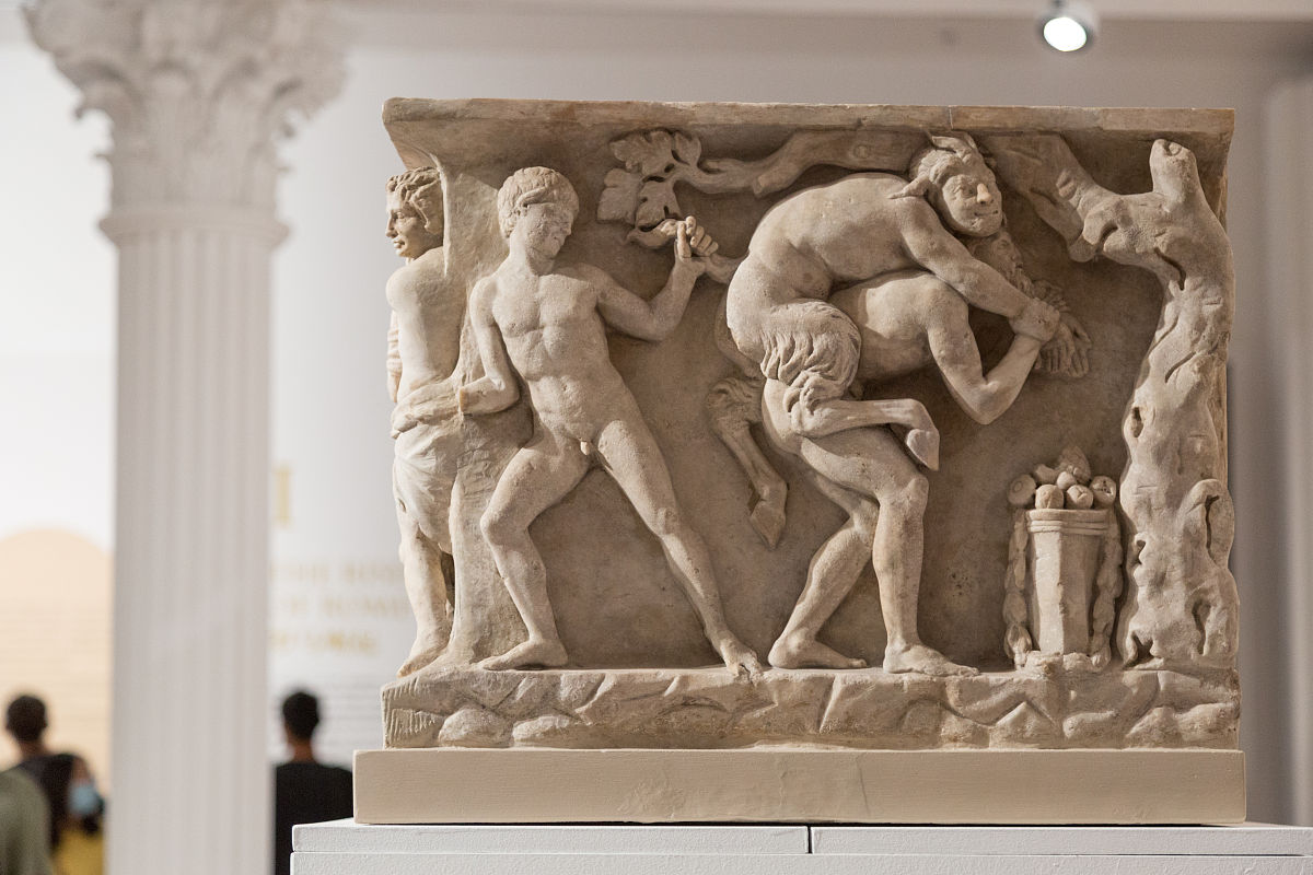 请写一篇关于索福克勒斯的古希腊悲剧《安提戈涅》2000字的读书报告。内容要求涵盖于解读文本的原义、情节发展脉络和悲剧所揭示的道理。