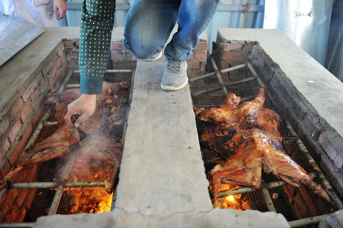 写一篇烤全羊：传统美食香气扑鼻