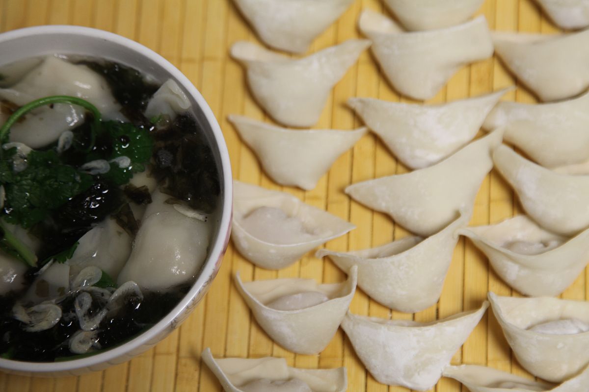 2021年1月1日,新疆哈密,整理拍摄的中国地域特色美食:宁夏馄饨.