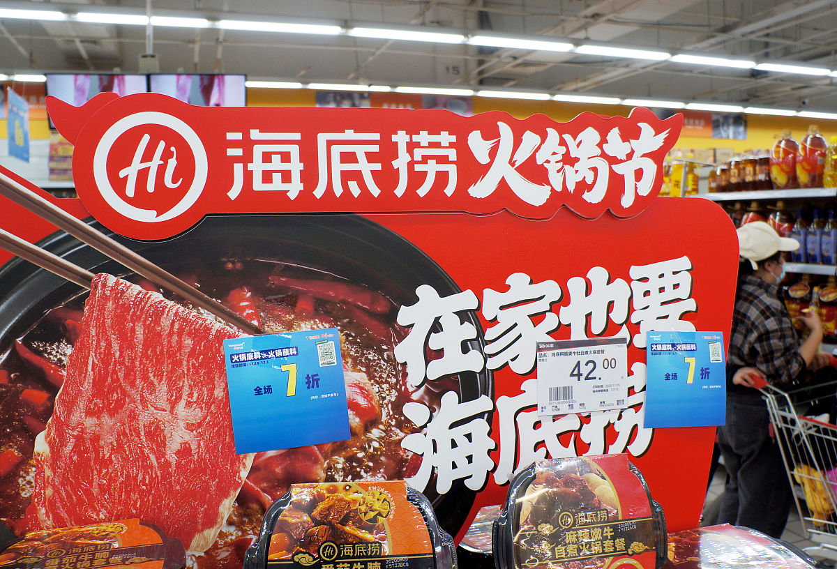 海底捞挖掘了一个在家吃饭的新市场即半成品菜。海底捞抓住消费者追求效率与健康的心理在不便出门的疫情期间大力发展半成品菜受到消费者热捧。半成品菜并非疫情期间新出的业务在2018年初海底捞蜀海供应链旗下品牌菜嘟美从经营食材转型为售卖半成品菜。不过菜嘟美官方微信最后一条推文停留在2018年6月。而疫情期间为半成品市场提供了良好的发展环境海底捞将此次疫情危机转化为机遇再次推出开饭了半成品菜。降重