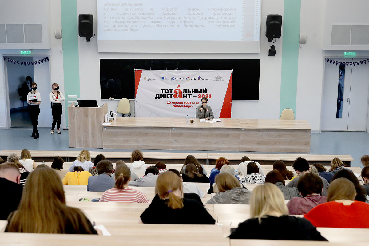 请将以下句子翻译成英语：研究生院