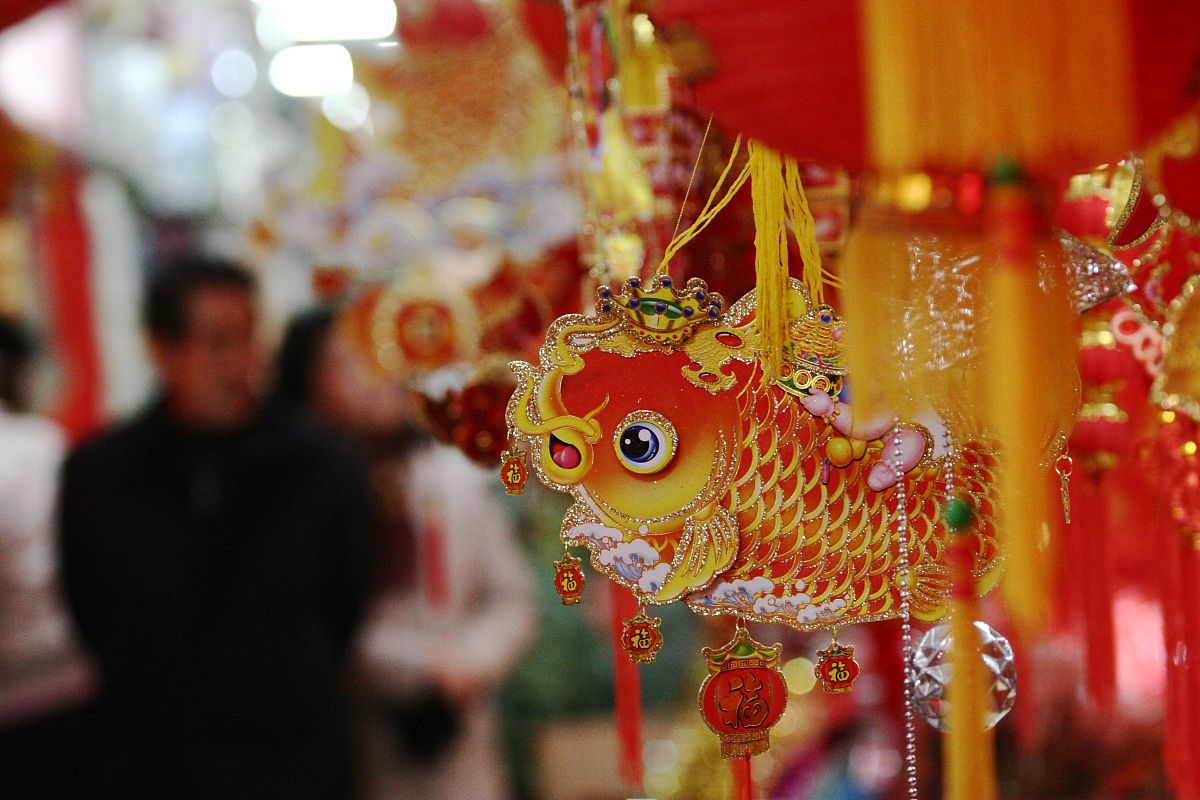 南京新媳妇进门三日要“收抢”鱼，寓意“富贵有余”