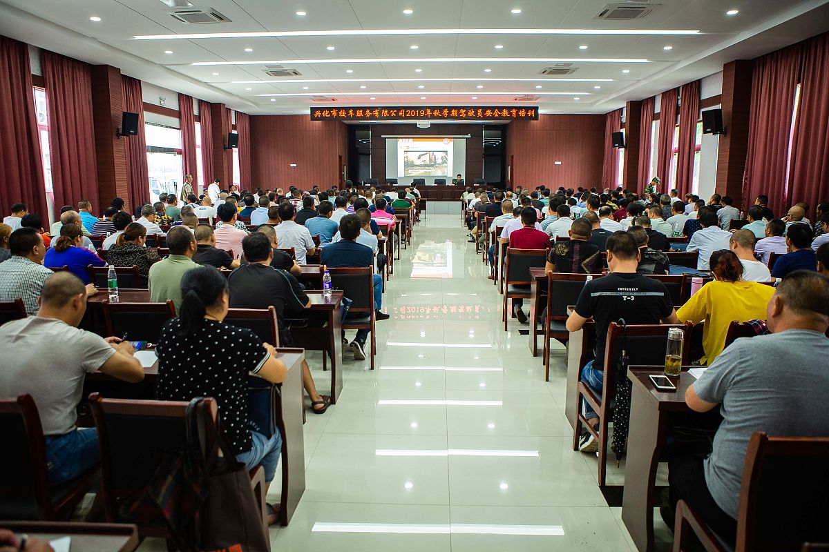 写一份关于职业安全健康防护讲座的小组研讨总结。字数400字。