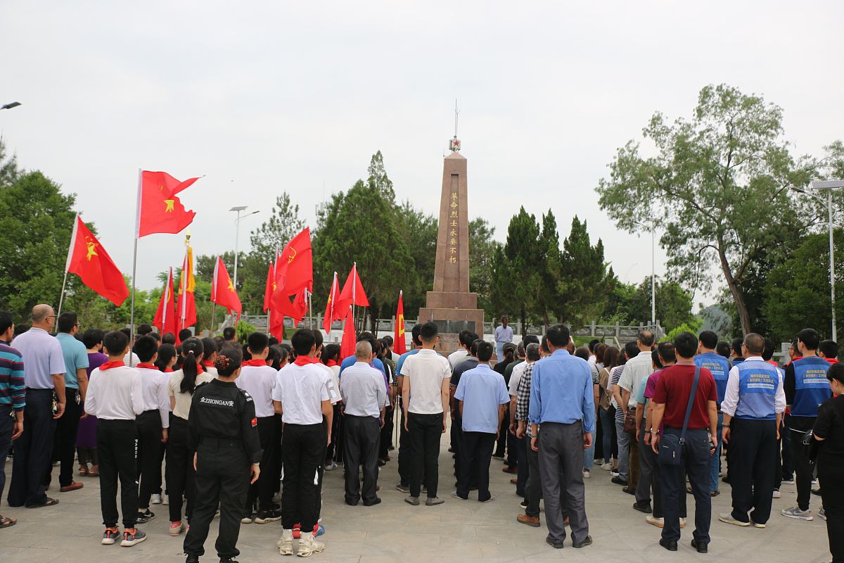 爷爷去世，我一直走不过去这个坎，清明节当天想起他了，又开始悲伤。这天在家无意翻开了相册、信件、老瓷器、玩具等物品，发现爷爷的爱其实一直都爱，一直都没有消失，想起了他曾经的点点滴滴，明白他们其实是换了种形式陪伴何守护。在缅怀他们的同时，我们的生活永远要朝前看。请根据以上主题内容，撰写1500字的条漫文案，要求文字有文采，故事深刻，能分别细致表述相册、信件、老瓷器、玩具