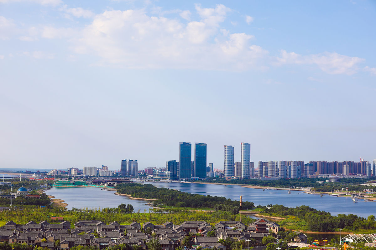 2021年8月1日,山东日照海滨碧海蓝天,白云朵朵.