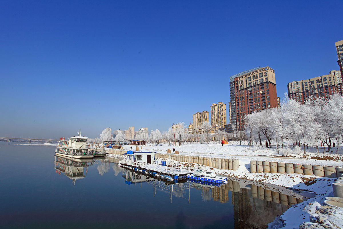 2014年12月8日,吉林省吉林市松花江畔再次迎来闻名于世的雾凇奇观,标