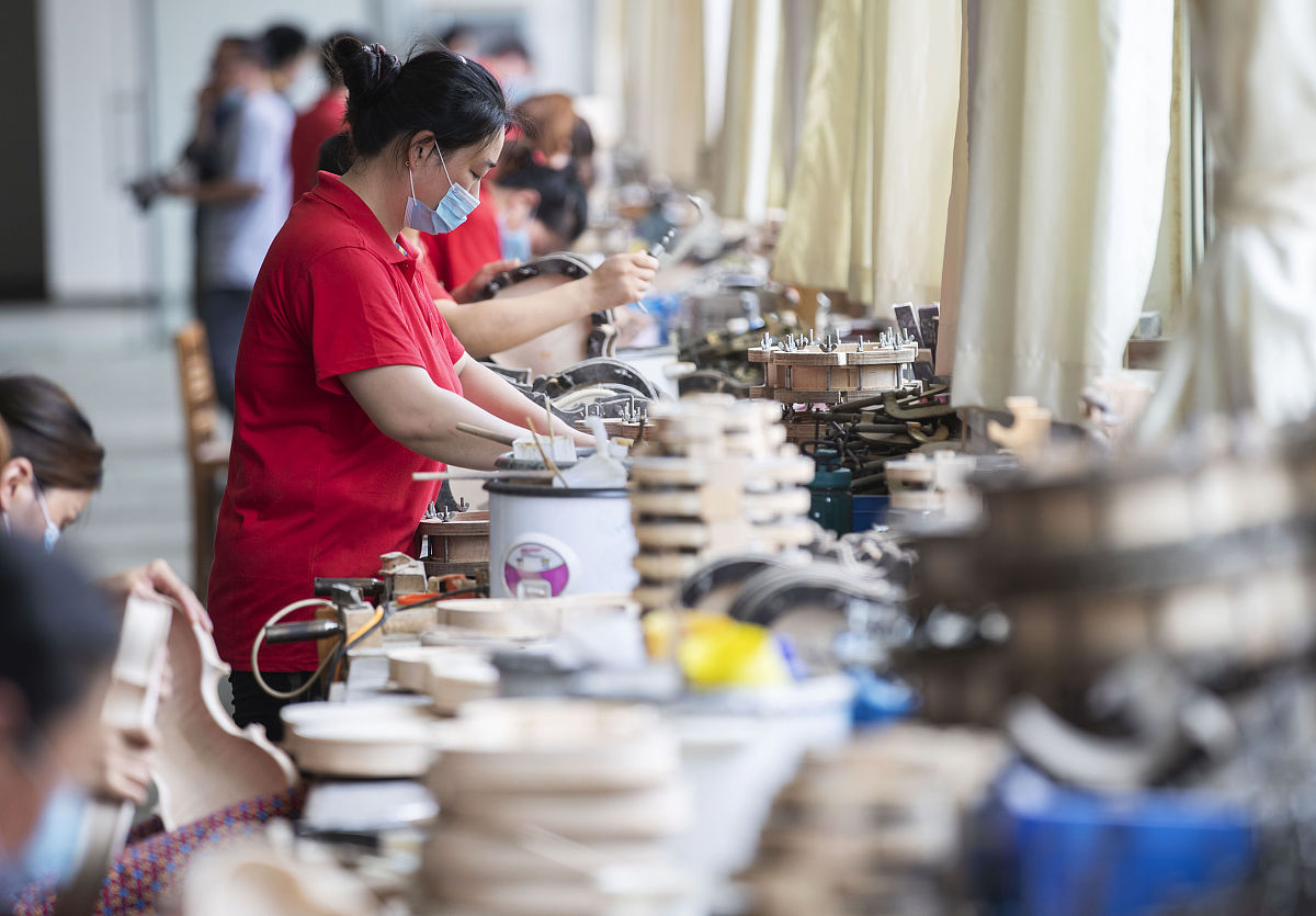 2020年6月14日,河南驻马店,在确山县提琴产业园内,工人们正在制作各种
