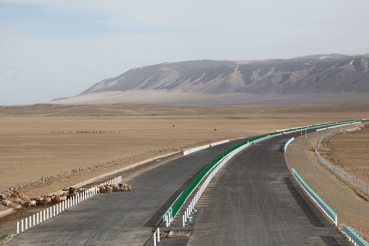 世界最孤独公路：中国耗资370亿穿越三大沙漠，为何却无人敢走？