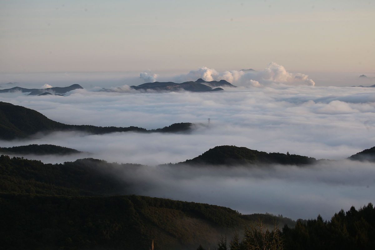 2021年9月24日,秋分过后,辽宁本溪大峡谷云雾缭绕,森林茂密,景象万千.