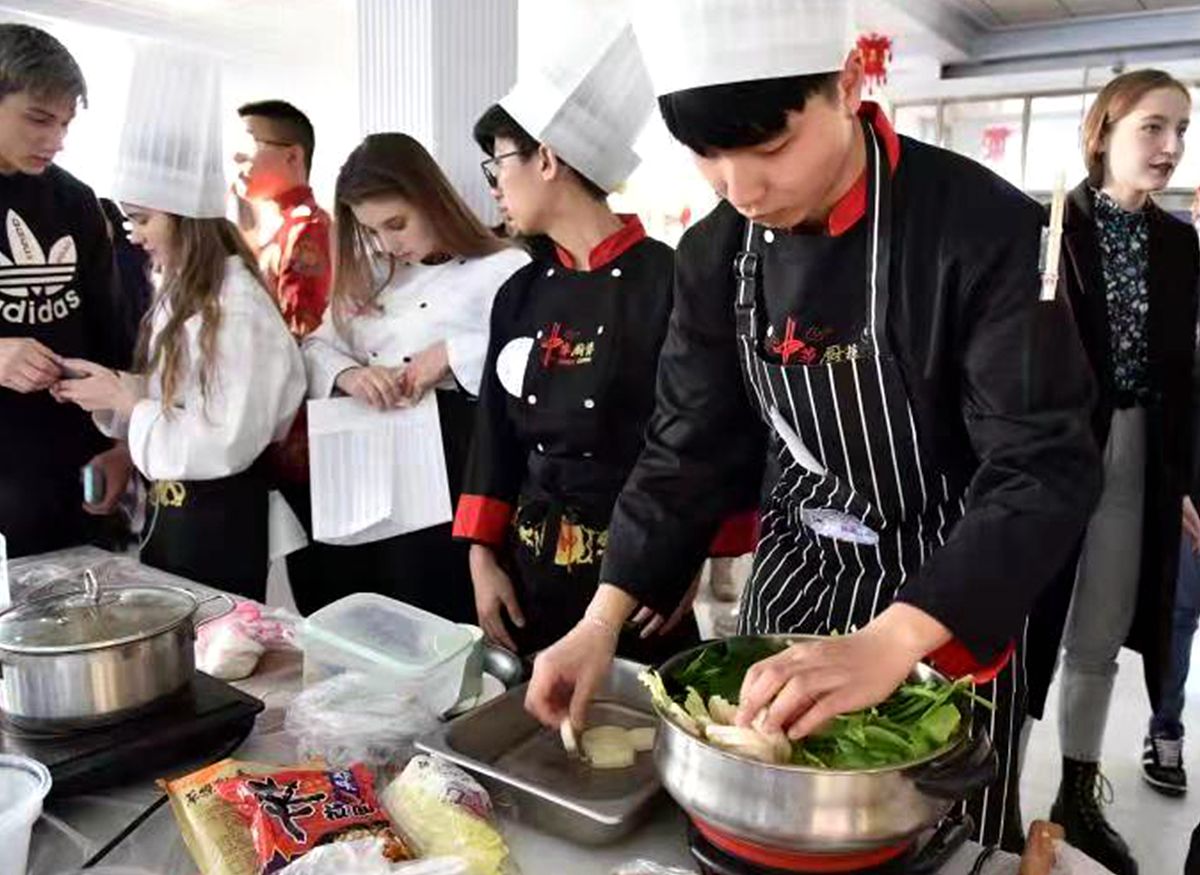 女生可以到成都厨师学校学厨师吗