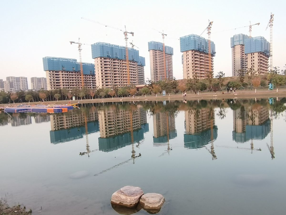 2020年11月8日,河南许昌,一处新建房地产商品住宅楼房.