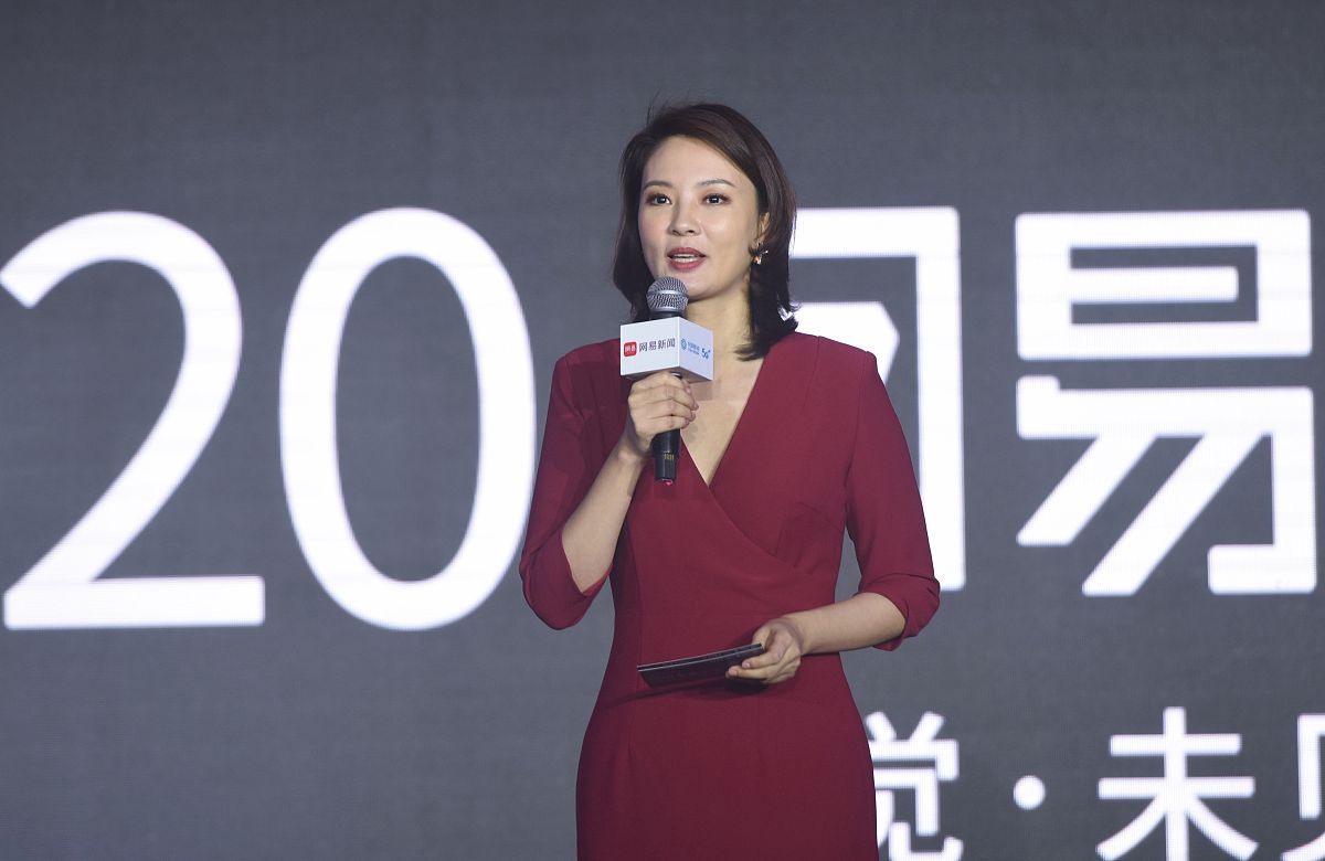 电视主持人和电台主持人：区别解析 - 媒体行业职位对比