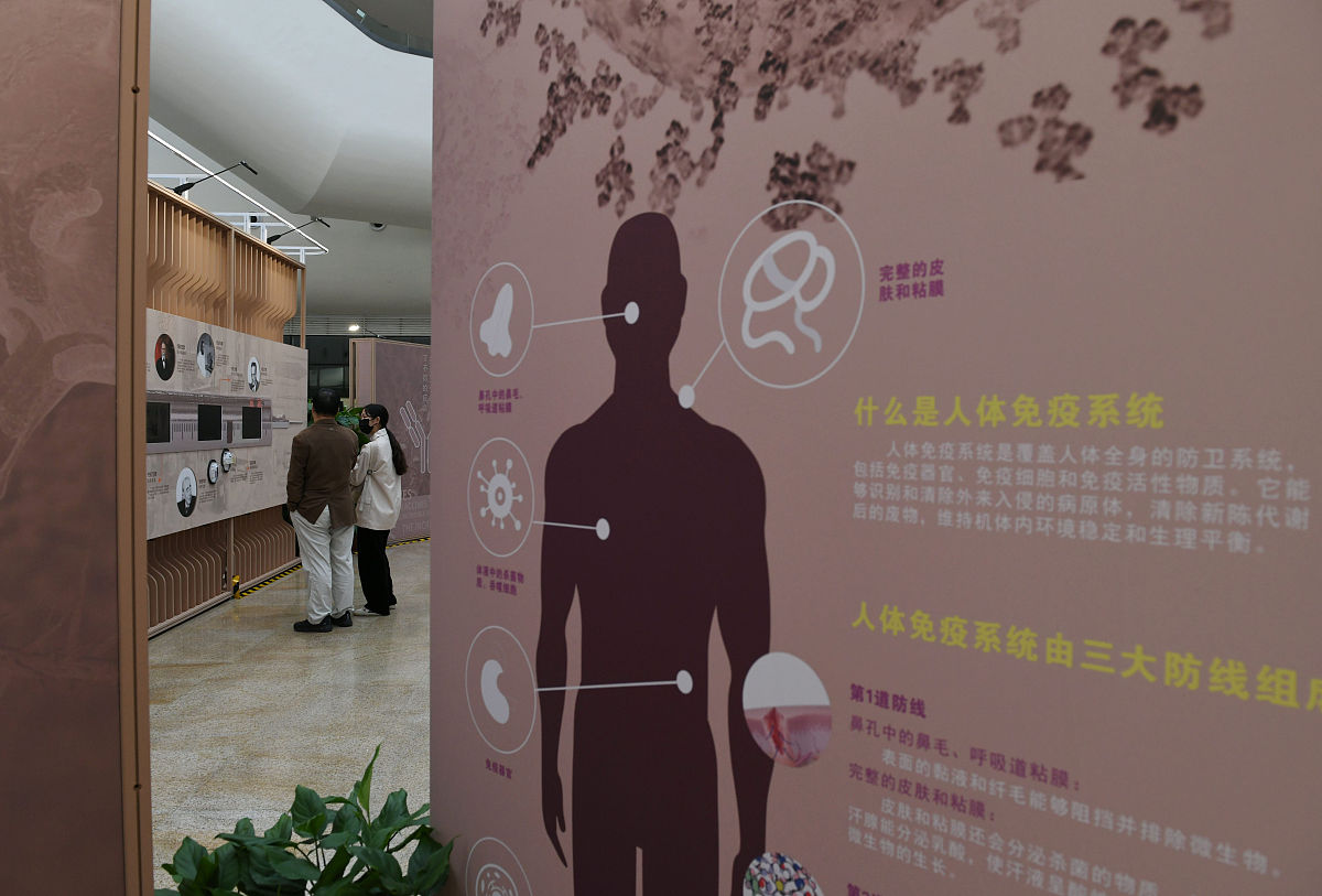 2021年11月16日,广州,观众在广东科学中心参观"了不得的疫苗"主题展.